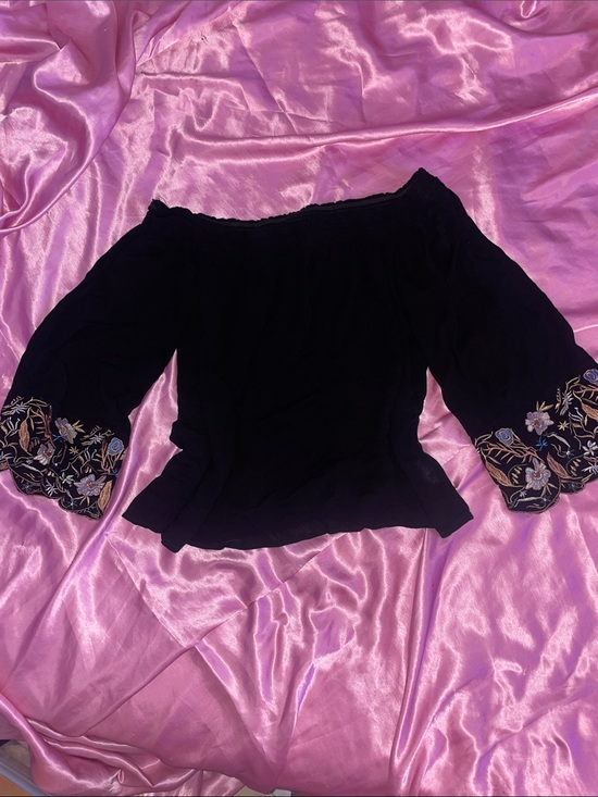 Forever 21 Tops - SOLD DO NOT BUY Forever 21 Embroidered Top 🖤